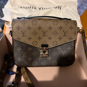 Authentic LV Pochette Metis Reverse Monogram Canvas in excellent condition